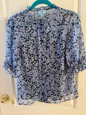 CeCe Size Small Blue/Black & White Floral Ruffled Blouse with Camisole. NWOT